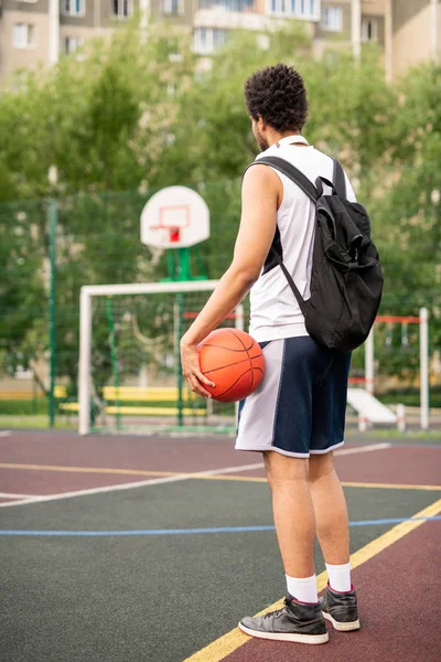 Junge Aktive Männliche Basketballspieler Mit Ball Und Rucksack Stehen Der — Stockfoto