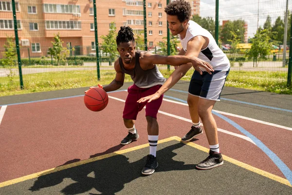 Ung Basket Instruktör Hjälpa Afrikansk Sportsman Med Övningar Utomhusträning Domstolen — Stockfoto