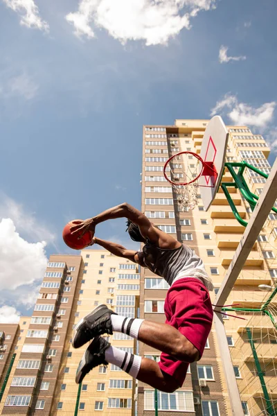 Vista Baixo Jovem Basquetebolista Africano Salto Jogando Bola Cesta Durante — Fotografia de Stock