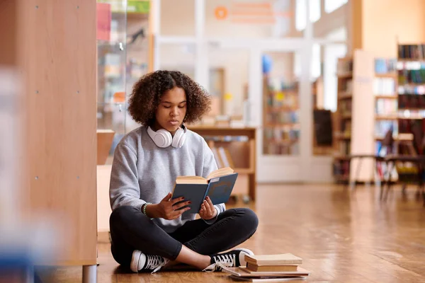 Estudiante Bastante Casual Con Las Piernas Cruzadas Sentado Suelo Biblioteca —  Fotos de Stock