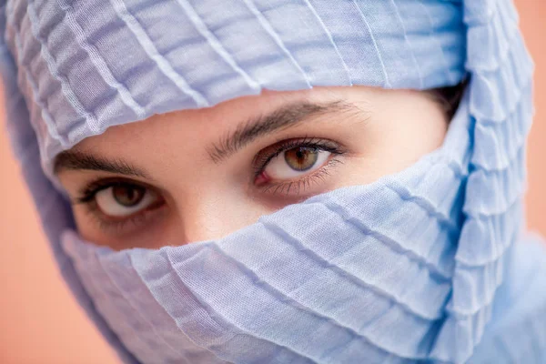 Mirada Joven Atractiva Musulmana Hembra Hijab Azul Mirándote Delante Cámara —  Fotos de Stock