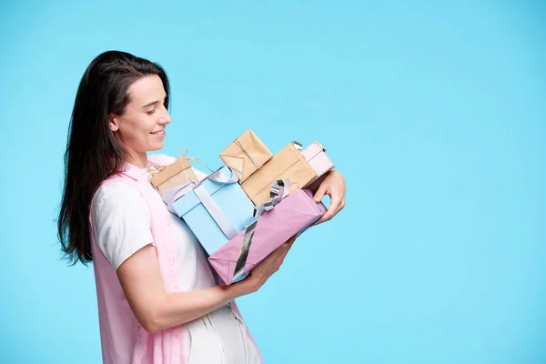 Lycklig Ung Kvinna Tittar Högen Giftboxes Händerna Medan Stående Isolering — Stockfoto