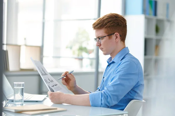 Young Banker Financier Papers Studying Financial Charts Graphs While Pointing — Stock Photo, Image