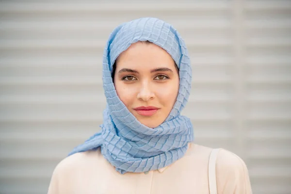 Giovane Donna Serena Hijab Blu Piedi Davanti Alla Telecamera Guarda — Foto Stock