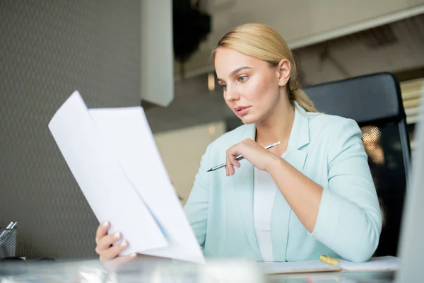 Ung Seriös Lärare Med Penna Tittar Genom Uppsatser Studenter Medan — Stockfoto