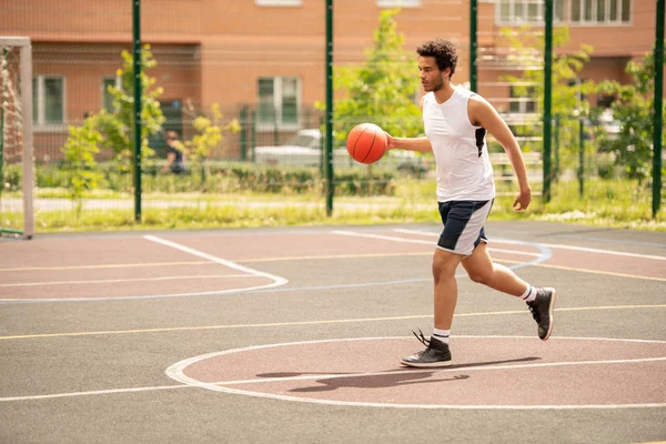 Unga Basketballer Sportkläder Med Bollen Rinner Ner Lekplats Medan Utbildning — Stockfoto