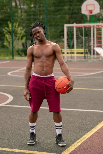 Shirtless Africano Musculoso Cara Com Bola Quadra Basquete Estádio Após — Fotografia de Stock