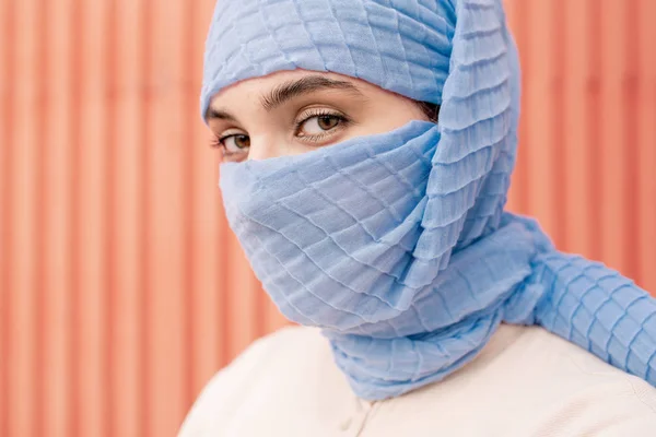 年轻美丽的阿拉伯女性与她的脸隐藏在蓝色头巾后面 孤立地看着你 — 图库照片
