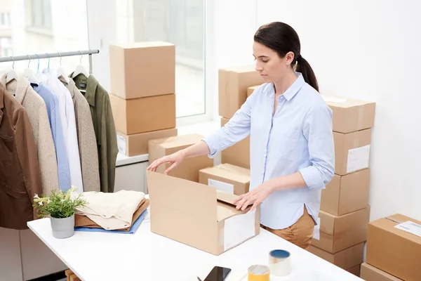 Unga Kontorschef Casualwear Stående Med Skrivbord Medan Förpackning Box Med — Stockfoto