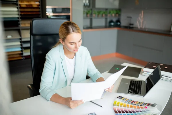 Joven Mujer Negocios Rubia Elegante Leyendo Texto Contrato Dos Papeles — Foto de Stock