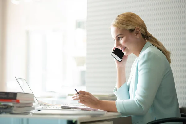 Smiling Businesswoman Student Looking Online Information Laptop Screen While Talking — Stock Photo, Image