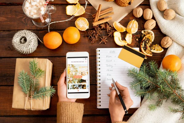 Female Hands Holding Smartphone Making List Christmas Gifts Buy Online — Stock Photo, Image