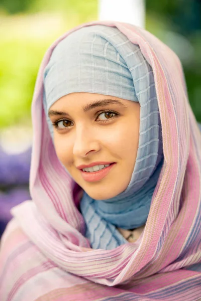 Young Attractive Arabian Female Natural Makeup Hijab Standing Front Camera — Stock Photo, Image