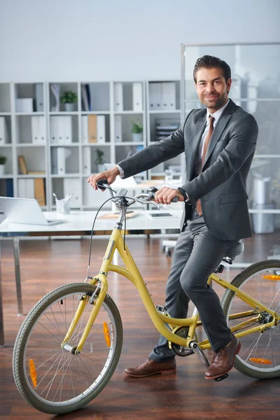 Junger Erfolgreicher Geschäftsmann Formalbekleidung Sitzt Büro Auf Dem Fahrrad Vor — Stockfoto