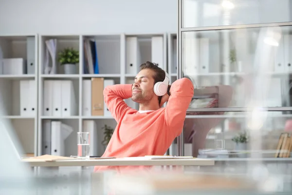 Young Relaxed Businessman Enjoying Music Headphones While Sitting Desk Office — Stock Photo, Image