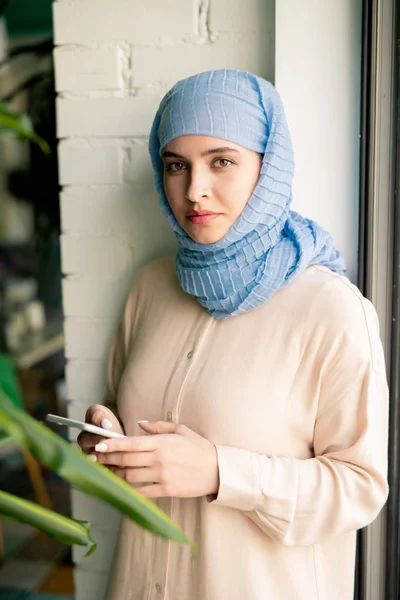 Joven Hombre Negocios Musulmán Casual Hijab Mirándote Mientras Desplaza Envía —  Fotos de Stock