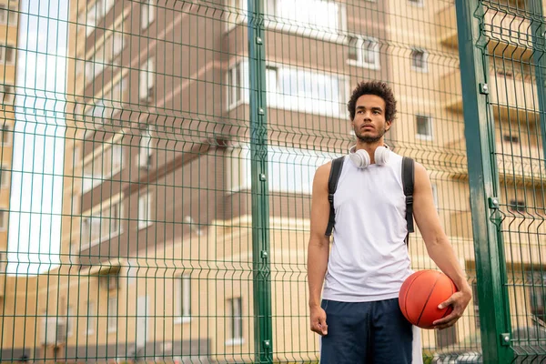 Jeune Sportif Shirt Blanc Avec Balle Pour Jouer Basket Debout — Photo