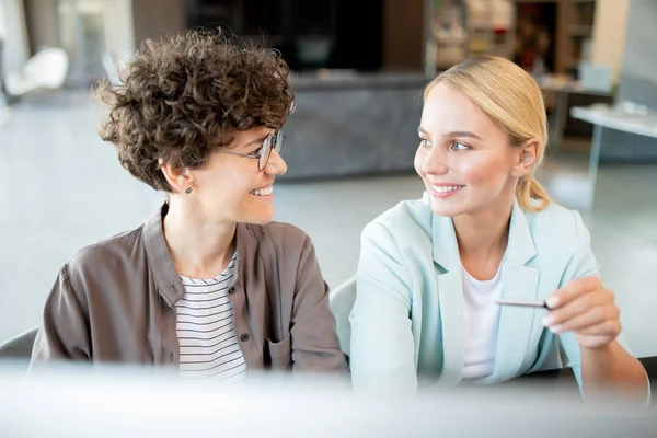 Dos Jóvenes Gerentes Exitosos Discutiendo Nuevas Ideas Mientras Hacen Una — Foto de Stock