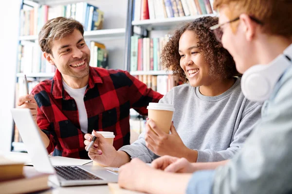 Estudiantes Interculturales Felices Ropa Casualwear Discutiendo Video Línea Mientras Toman —  Fotos de Stock