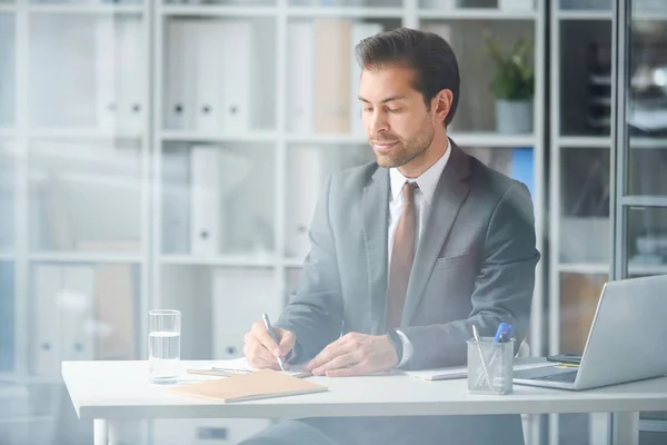 Giovane Uomo Affari Elegante Concentrandosi Sul Lavoro Nuovo Progetto Rapporto — Foto Stock