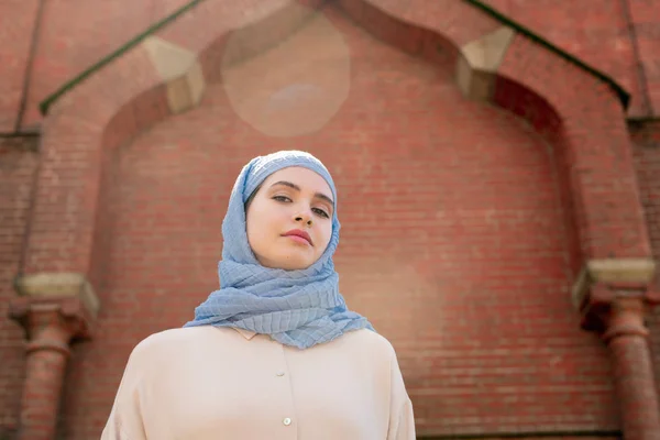 Joven Mujer Musulmana Hijab Pie Delante Cámara Fondo Pared Del —  Fotos de Stock