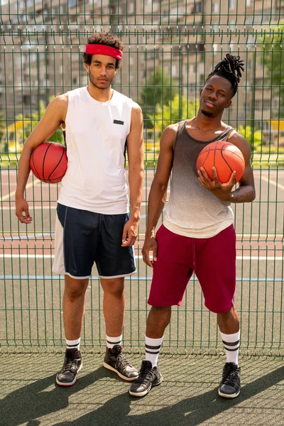 Två Unga Professionella Mångkulturella Basketspelare Stående Lekplats Med Staket Sommardag — Stockfoto