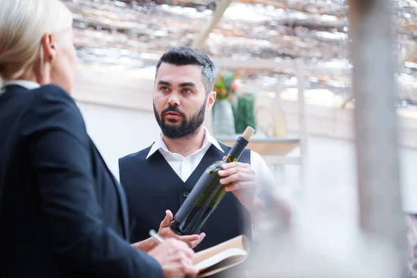 Jonge Zelfverzekerde Cavist Met Fles Wijn Praten Met Zijn Collega — Stockfoto