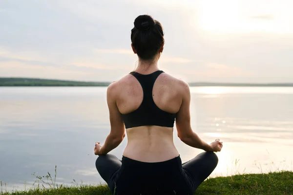 Vista Posteriore Della Giovane Donna Abbigliamento Sportivo Nero Seduta Con — Foto Stock