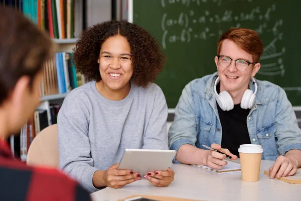 Fille Gaie Son Coéquipier Écoute Des Gars Tout Discutant Nouvelles — Photo