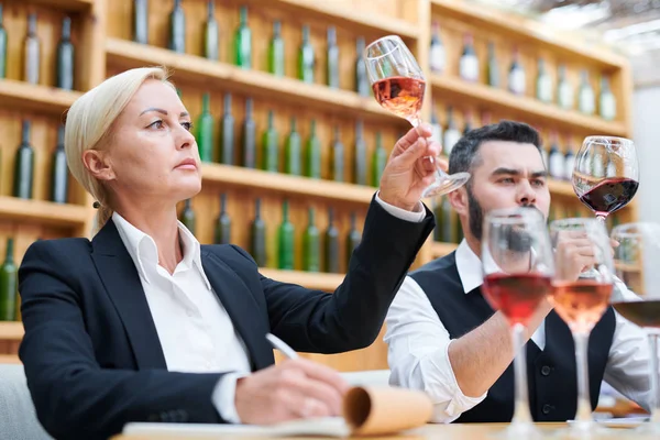 Sommelier Femenino Colega Formalwear Mirando Vino Bokals Mientras Que Examina —  Fotos de Stock