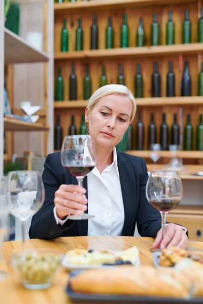 Sommelier Profesional Femenina Rubia Seria Mirando Vino Tinto Copa Vino —  Fotos de Stock