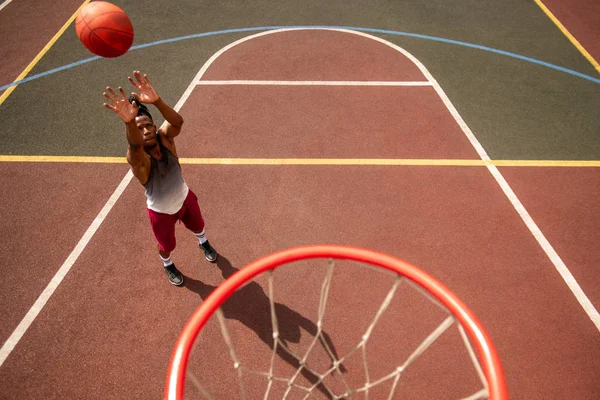 Jonge Professionele Basketballer Activewear Gooien Bal Mand Terwijl Staande Het — Stockfoto