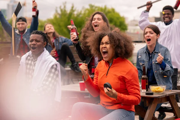 Jóvenes Aficionados Hockey Extáticos Gritando Alegría Mientras Ven Emisión Del —  Fotos de Stock