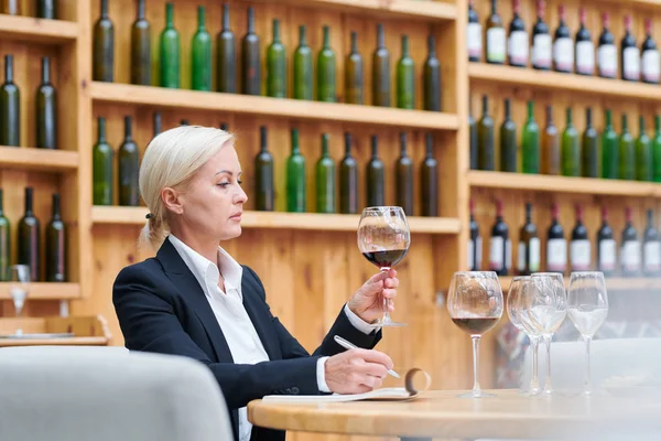 Grave Professionista Cantina Guardando Vino Rosso Vetro Esaminandone Colore Qualità — Foto Stock