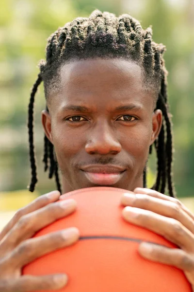 Ung Basketspelare Innehar Bollen Genom Hans Ansikte När Står Nära — Stockfoto