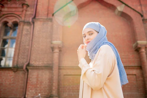 Mujer Musulmana Joven Ropa Casualwear Hijab Pie Delante Cámara Con —  Fotos de Stock