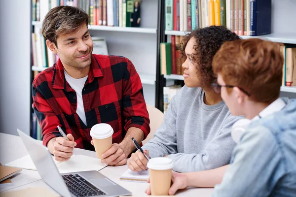 Estudiantes Amigables Con Café Discutiendo Tarea Escolar Casa Mientras Están — Foto de Stock