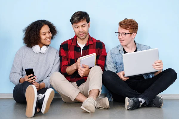 Dois Estudantes Inteligentes Ouvindo Explicação Seu Colega Grupo Olhando Para — Fotografia de Stock