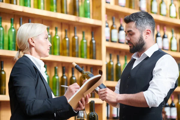 Due Colleghi Discutono Nuovo Tipo Vino Mentre Giovane Tiene Mano — Foto Stock