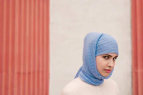 Young Serious Muslim Female Hijab Standing Front Camera Looking You — Stock Photo, Image