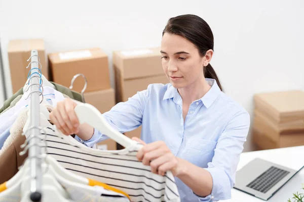 Young Online Shop Konsult Väljer Casualwear För Kunderna Från Nya — Stockfoto