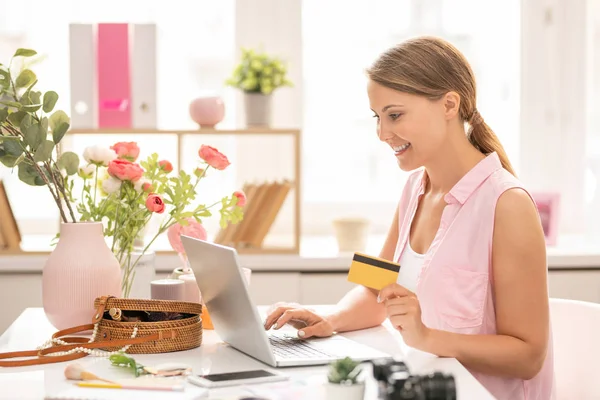 Ung Glad Kvinna Med Plastkort Tittar Laptop Display När Anger — Stockfoto