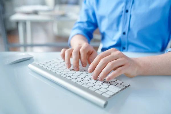 Kreativer Designer Blauen Hemd Der Die Tasten Der Computertastatur Berührt — Stockfoto