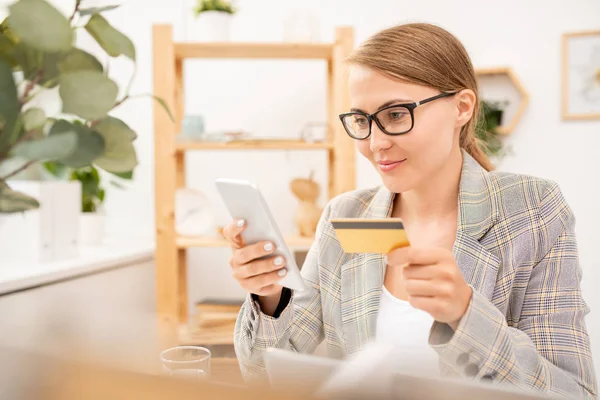 Unga Eleganta Kvinnliga Kontorschef Med Smartphone Personlig Dat Från Kreditkort — Stockfoto