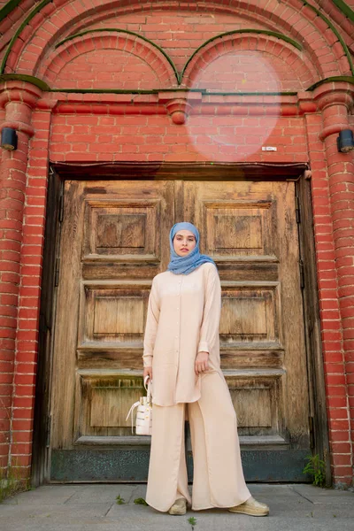 Mladá Muslimka Modrém Hidžábu Béžová Přesnoje Stojící Dřevěných Dveří Starověkého — Stock fotografie