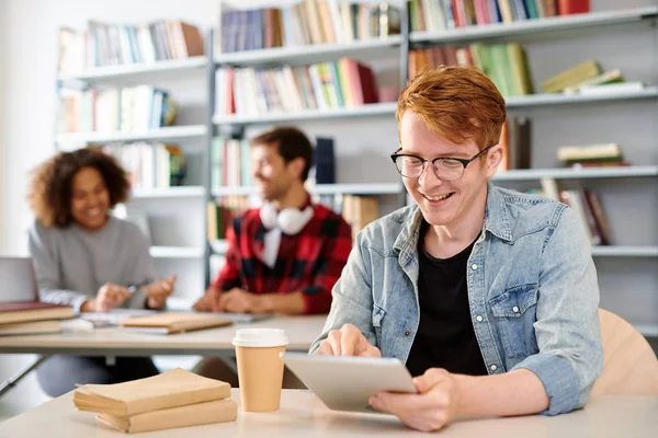 Sonriente Chico Casual Que Apunta Cosas Curiosas Pantalla Tableta Mientras — Foto de Stock