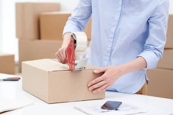 Junge Frau Hellblauem Lässigem Hemd Packschachtel Mit Kundenauftrag Und Klebeband — Stockfoto