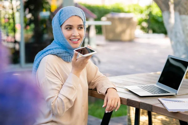 Chica Feliz Hijab Grabación Mensaje Voz Teléfono Inteligente Mientras Está —  Fotos de Stock