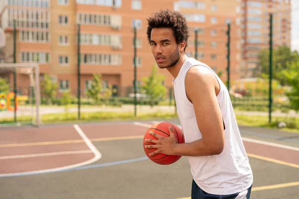 Unga Spelare Basket Håller Bollen Med Bröstet Samtidigt Som Syftar — Stockfoto