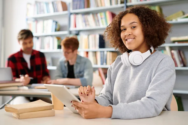 Casual Sorridente Ragazza Multiculturale Felpa Guarda Mentre Utilizza Touchpad Classe — Foto Stock